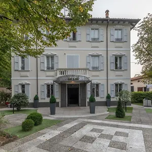 Petra 4*, Novellara Italien
